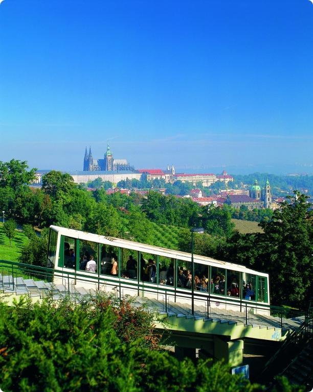Nebozizek Hotel A Restaurant Прага Екстериор снимка